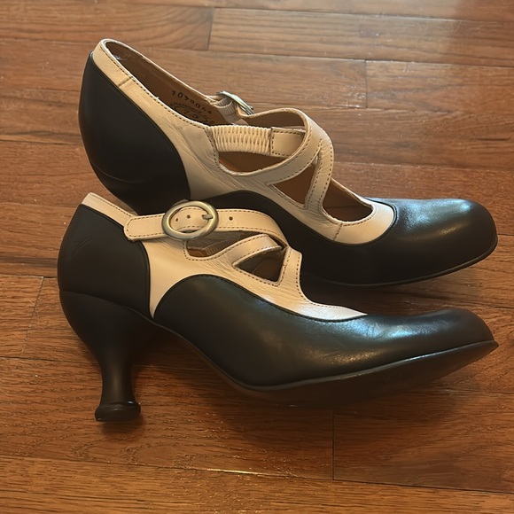 John Fluevog Bellevues Pearl Hart Criss Cross Mary Jane. Excellent Pre Owned. - Picture 4 of 11